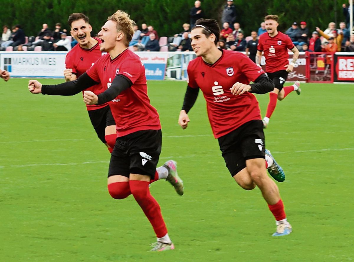 Tor für den SV Lippstadt! Maximilian Franke verwandelte den Elfmeter zum 1:0 bombensicher. Mit ihm jubeln Fatih Ufuk (l.), der das 2:0 erzielte, Gentrit Muja (2.v.r.) und Fabian Brosowski. Das 2:0 gegen Hiltrup war der vierte Sieg im vierten Heimspiel. Fotos: Frank Lütkehaus