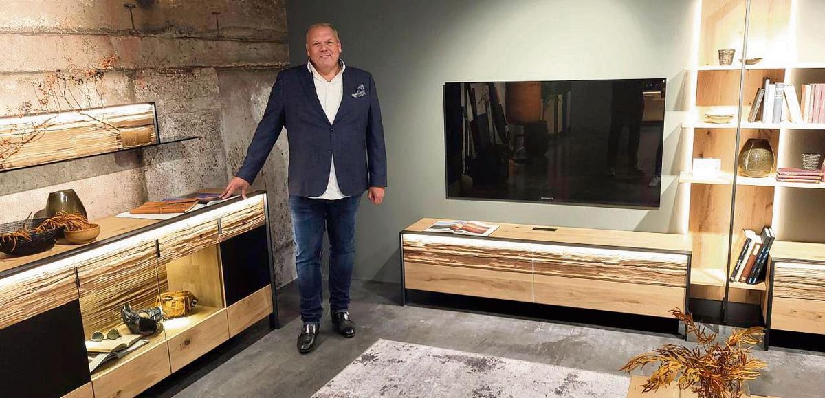 Wieder Wohnzimmer im Programm: Ulf Thielemeyer und sein Team zeigen Fachhändlern ihre Vorschläge für das, was ab Ende des Jahres oder Anfang kommenden Jahres in den Möbelhäusern stehen könnte. Foto: Schwade
