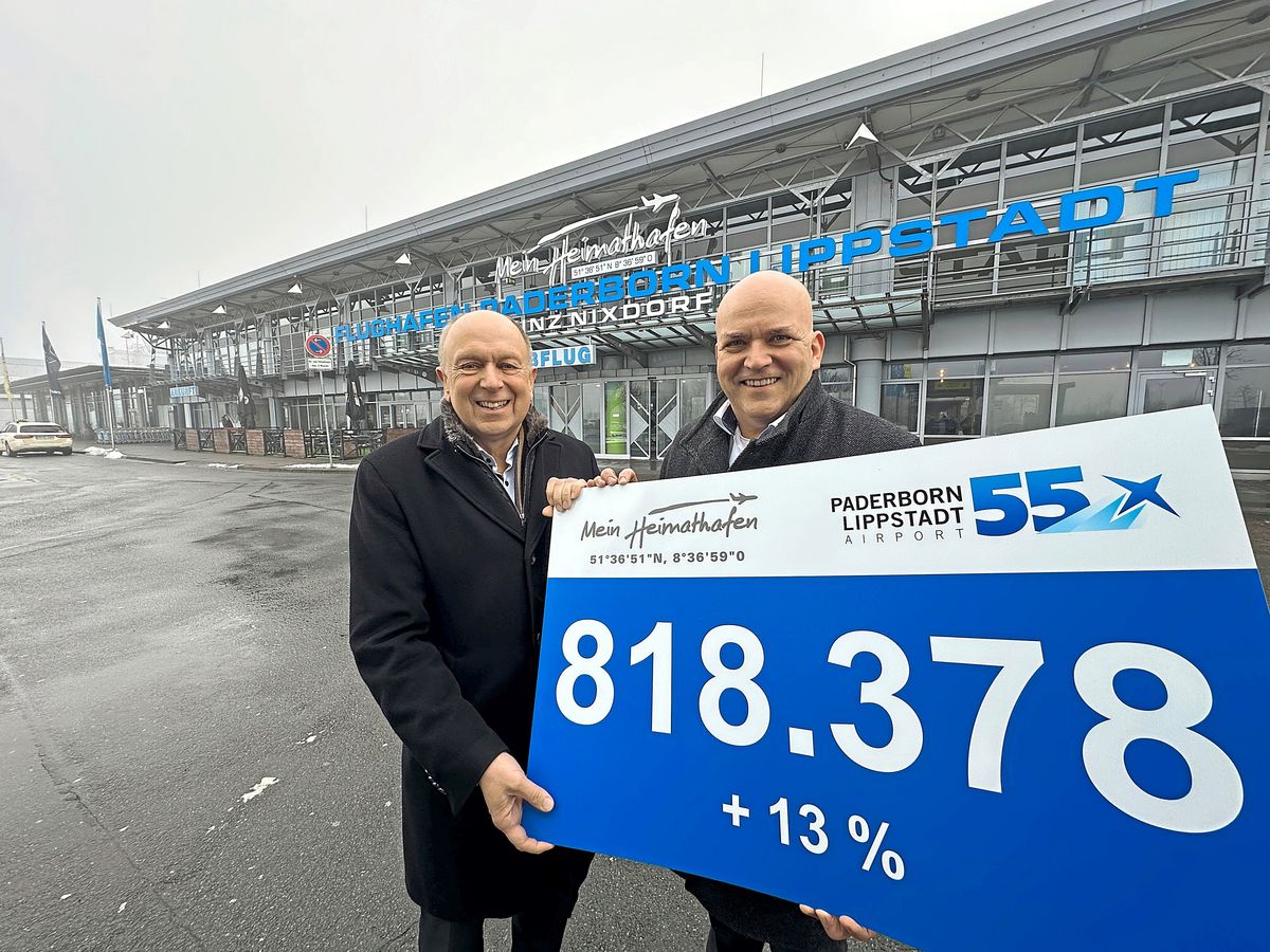 Freuen sich über eine Flughafen-Bestmarke: Aufsichtsratsvorsitzender Christoph Rüther (l.) und Flughafen-Chef Roland Hüser. Foto: Cegelski