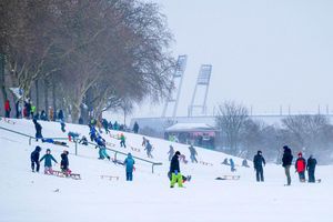 Schnee am Bremer Weserstadion. Das Bundesliga-Spiel zwischen Werder und Hoffenheim wurde abgesagt. - Foto: Sina Schuldt/dpa