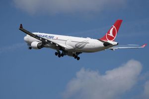 Eine Maschine von Turkish Airlines musste in Barcelona wegen einer "Gefahr an Bord" notlanden. (Archiv-Bild) - Foto: Soeren Stache/dpa