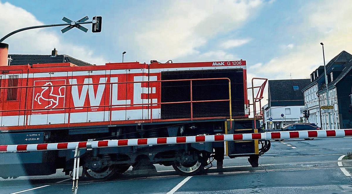 Gewohnter Anblick: Die WLE-Lok zieht Güterwaggons durch Erwitte. Das Eisenbahnverkehrsunternehmen aus Lippstadt würde die Wiederaufnahme des Personenverkehrs auf der Strecke aber ebenfalls gerne realisieren. Archivfoto: Puls