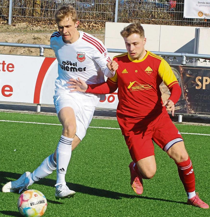 Keinen Sieger, aber sechs Tore sahen die Zuschauer in einem spannenden A-Liga-Spiel zwischen dem TuS Anröchte (in Weiß) und dem TuS Ehringhausen. Foto: Brand