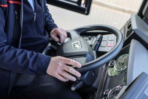 Im vergangenen Jahr verzeichnete die Berufsgruppe der Bus- und Straßenbahnfahrer einen starken Anstieg beim Fachkräftemangel. - Foto: Oliver Berg/dpa