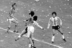 Der argentinische Verteidiger Luis Galván hat im WM-Finale 1978 den Ball im Blick. Wenig später ist er Fußball-Weltmeister. - Foto: picture-alliance/ dpa