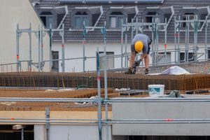 Die Stimmung im Wohnungsbau ist so gut wie seit drei Jahren nicht mehr - und doch vergleichsweise schlecht. (Archivbild) - Foto: Rolf Vennenbernd/dpa