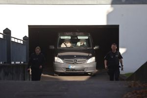 Im Amtsgericht Rostock wurde der Verdächtigen der Haftbefehl verlesen. Danach verließ ein Fahrzeug die Tiefgarage. - Foto: Danny Gohlke/dpa