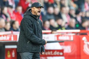 Im Kampf um Bundesliga-Punkte konnte Vincent Kompany erst ganz spät das Münchner 2:2 bejubeln. - Foto: Andreas Gora/dpa