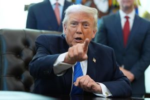 Weitere Kriegsschiffe seien unterwegs in Richtung Iran, sagt US-Präsident Donald Trump. - Foto: Evan Vucci/AP/dpa