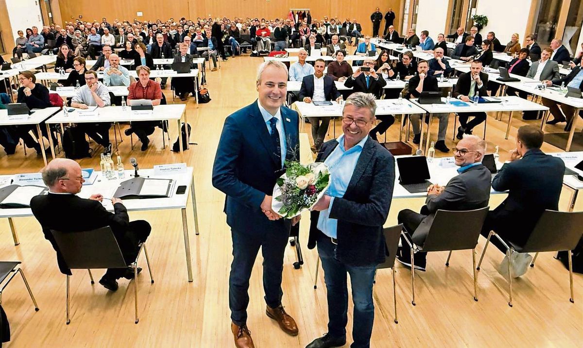 Einstand mit Blumen: Klaus Fürstenberg, mit 31 Jahren Ratserfahrung der Altersvorsitzende des Gremiums, führte Alexander Tschense (l.) in das Amt des Bürgermeisters ein. Tschense hielt anschließend eine zehnminütige Antrittsrede. Fotos: Ursula Vielberg