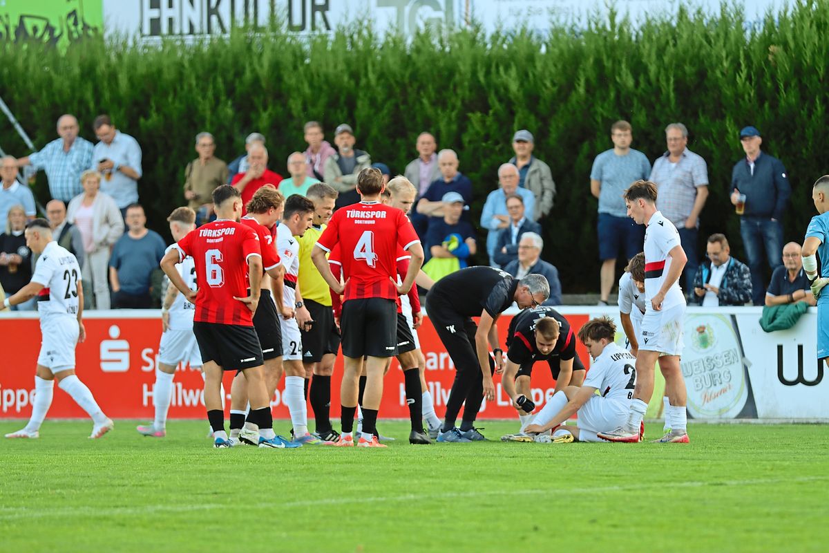 Nico Böll (sitzend am Boden) zog sich im Heimspiel gegen Türkspor Dortmund einen Außenbandriss im Sprunggelenk zu. Foto: Lütkehaus