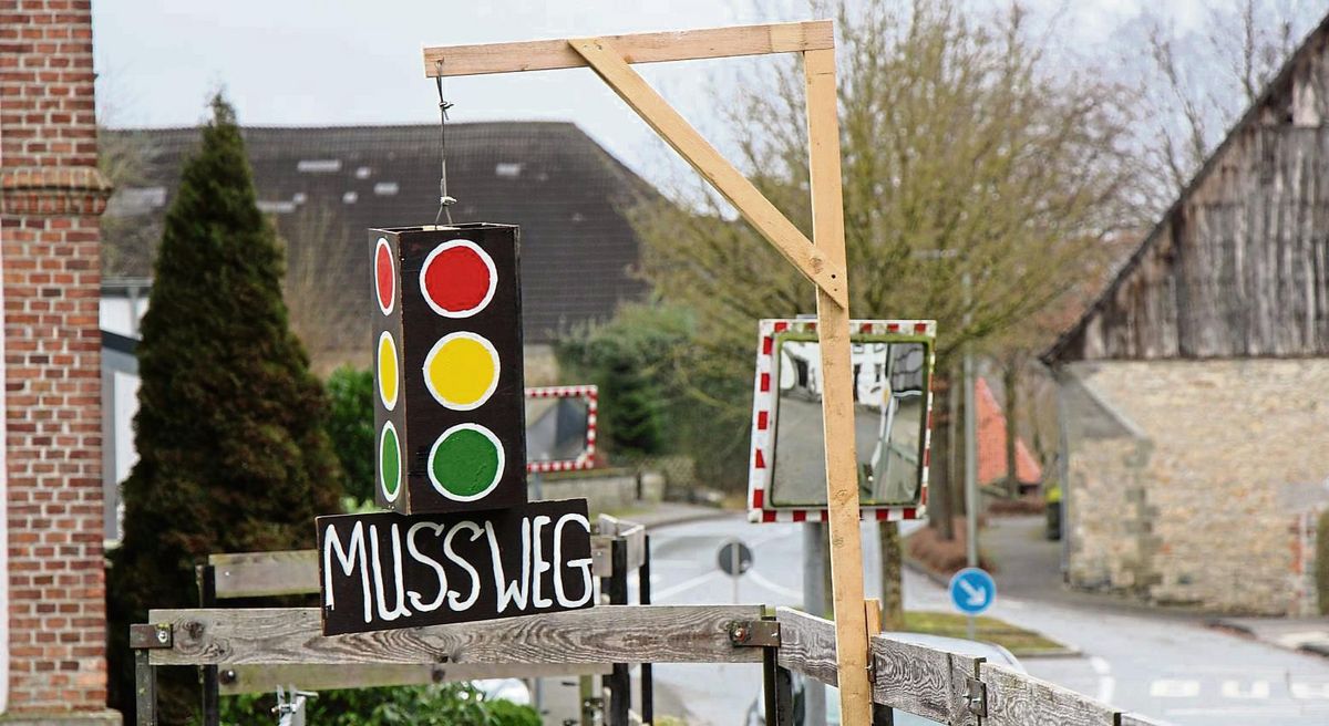„Die Ampel muss weg“: Der Slogan von Regierungskritikern wurde in Drewer an prominenter Stelle an einen Galgen gehängt. Drewers Ortsvorsteher findet das problematisch. Foto: Löseke