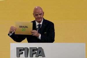 FIFA-Präsident Gianni Infantino verkündet beim FIFA-Kongress, dass Brasilien als Gastgeber der Frauenfußball-WM 2027 ausgewählt worden ist. - Foto: Sakchai Lalit/AP/dpa