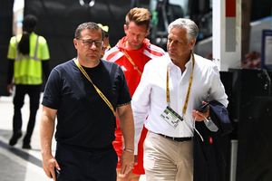 Max Eberl (l) beim Spiel des FC Bayern in Miami gegen Flamengo. - Foto: Sven Hoppe/dpa