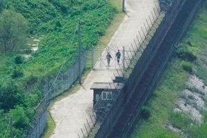 Am Donnerstagabend ist es einem nordkoreanischen Mann gelungen, die hochgerüstete Grenze zu Südkorea zu überqueren. (Archivfoto) - Foto: Ahn Young-joon/AP