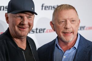 Stefan Effenberg (l) rät Nick Woltemade vorerst zu einem Verbleib in Stuttgart. - Foto: Jens Kalaene/dpa