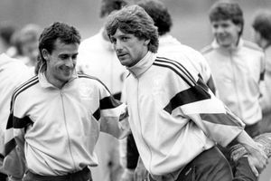 Der ehemalige Fußball-Nationalspieler Frank Mill ist tot. - Foto: Bernd Weissbrod/dpa