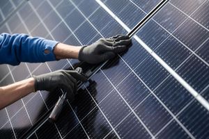 Die Suche nach Fachkräften für die Energiewende gestaltet sich schwierig. (Archivbild) - Foto: Marijan Murat/dpa