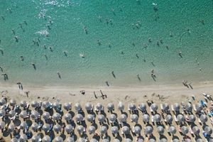 Beliebtes Sommerziel: In den Tui-Buchungen für das kommende Jahr liegt Griechenland weit vorn. (Archivbild) - Foto: Thanassis Stavrakis/AP/dpa