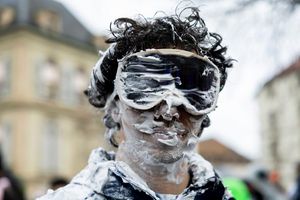 Ein Teilnehmer ist beim "Picoulet" in Genf verkleidet und voller Rasierschaum. Bei dem traditionellen bunten Umzug mit Musik kommt es oft zu wahren Schaumschlachten. - Foto: Salvatore Di Nolfi/KEYSTONE/dpa