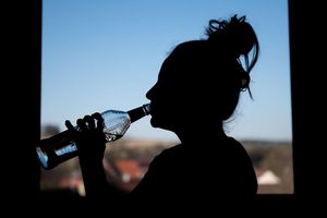 Frauen gehören zu jenen Gruppen, die eher mehr statt weniger trinken. - Foto: Silas Stein/dpa