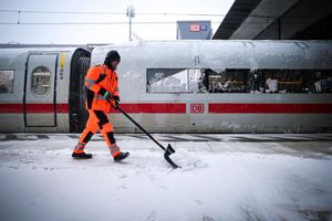 Die Deutsche Bahn will am Samstag den Fernverkehr in Norddeutschland wieder aufnehmen. - Foto: Christian Charisius/dpa