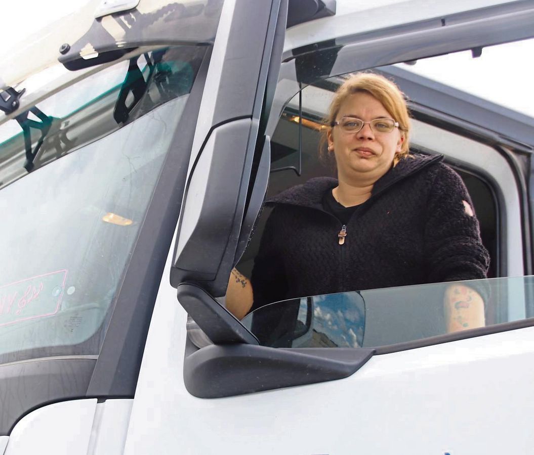 Lkw-Fahrerin aus Leidenschaft ist Jenny Voss. Sie arbeitet beim Anröchter Unternehmen Freund Transporte. Foto. Meschede