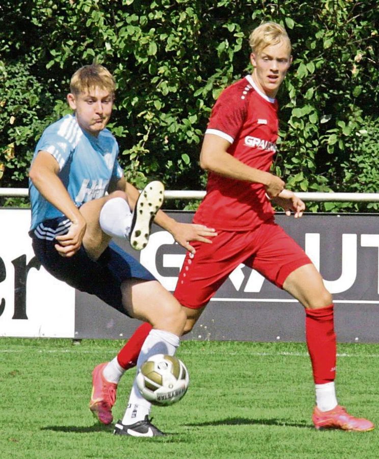 Mastholtes Niklas Rauh (r.) hätte sich gleich mehrfach in die Torschützenliste eintragen können. Am Ende gelang ihm aber noch ein Treffer zum 4:1-Endstand. Foto: Schlink