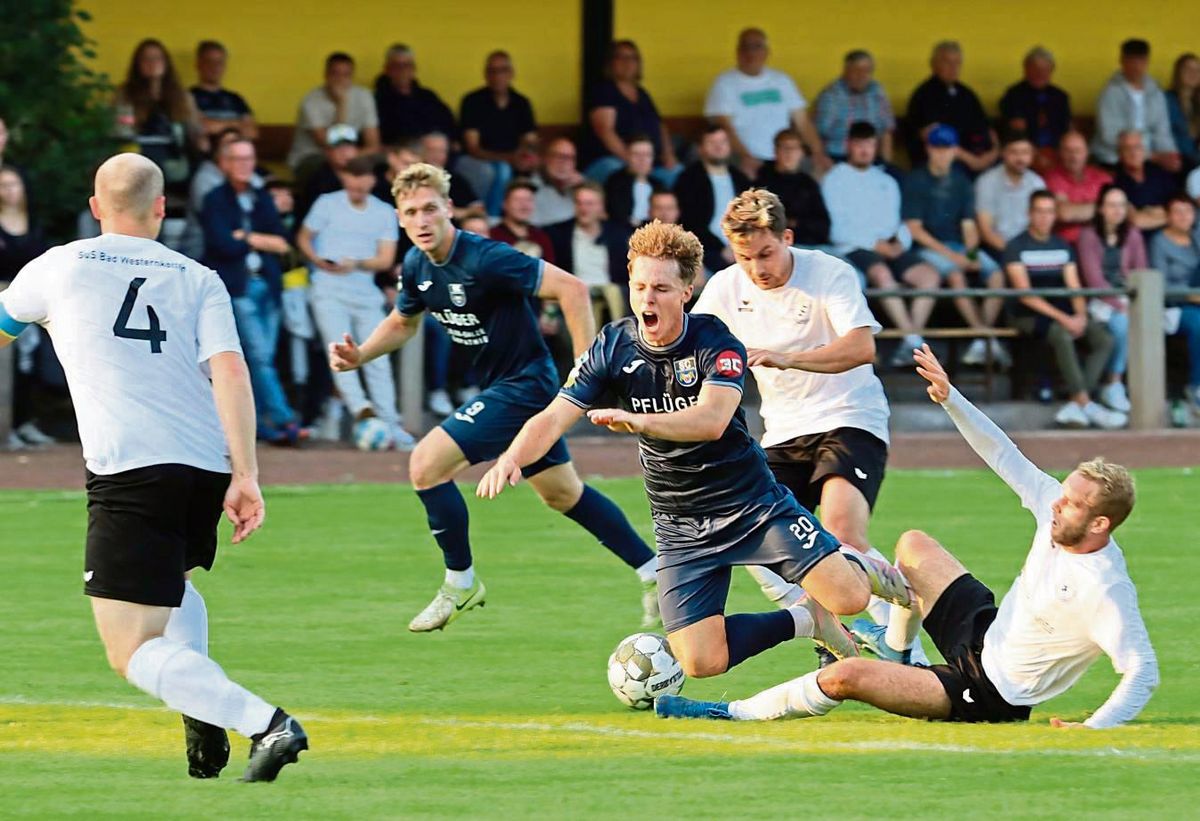 So sieht Pokalkampf aus: Der SuS Bad Westernkotten (in Weiß) stoppte den Regionalligisten SC Wiedenbrück mit einem ebenso sensationellen wie verdienten 3:1-Triumph. Fotos: Lütkehaus
