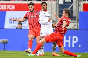 Die Heidenheimer Defensive um Tim Siersleben hatte viel zu tun. - Foto: Harry Langer/dpa