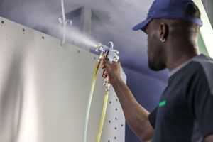 Ein Beschäftigrer aus Gambia in einer Firma in Deutschland. (Archivbild) - Foto: Jan Woitas/dpa