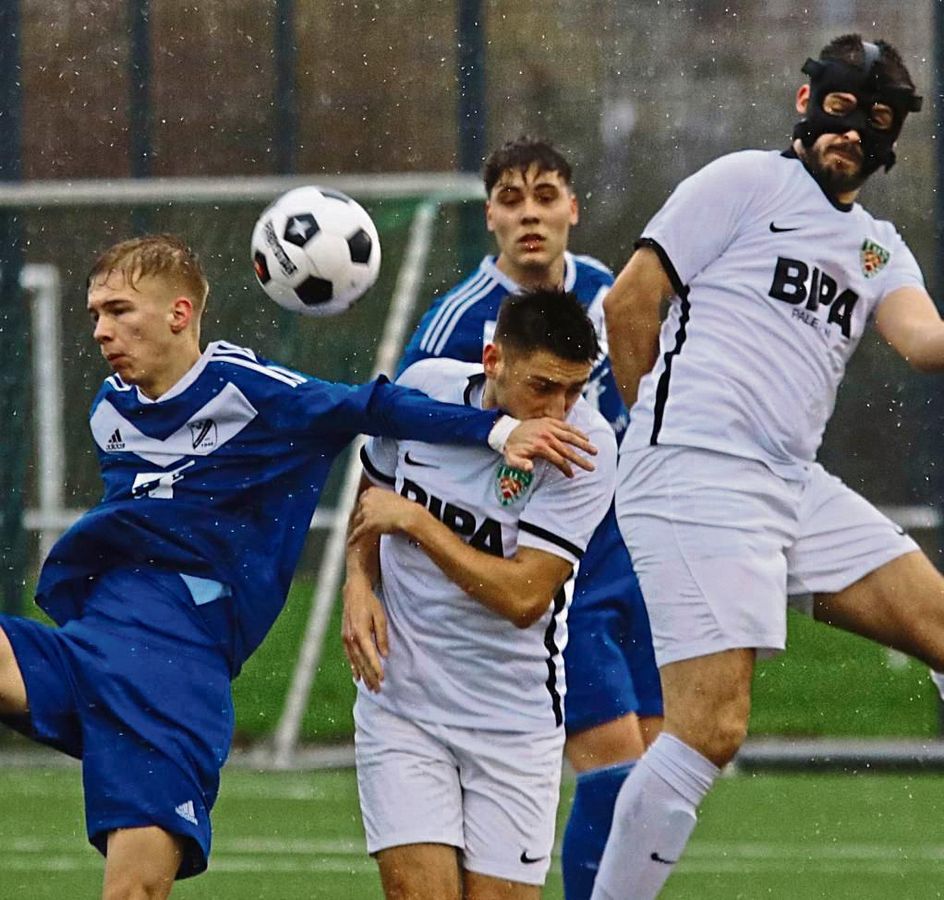 Über weitere Strecken ein Kampfspiel war das Duell zwischen dem abstiegsbedrohten SuS Westenholz (in Blau) und dem TuS Dornberg. Am Ende hieß es 1:1. Foto: Wiegand