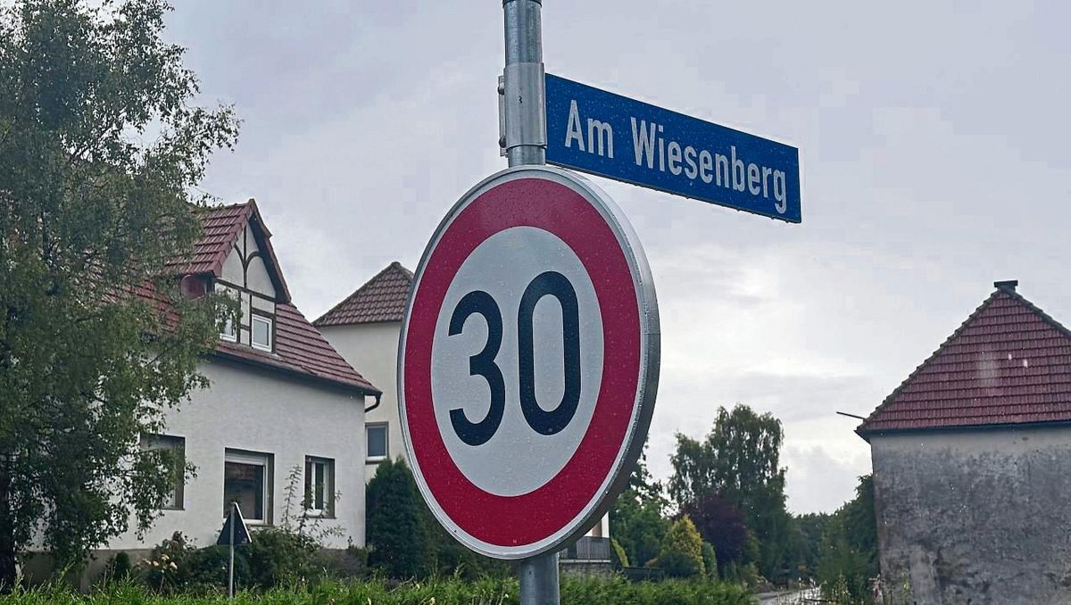 Das Tempo-30-Schild an der Kreuzung Grundstraße/ Am Wiesenberg weist auf die Verkehrsberuhigung hin. Dort, wo die Straße Am Wiesenberg den Hornweg kreuzt, fehlt die Beschilderung noch, ist aber beauftragt. Foto: Bsdurek