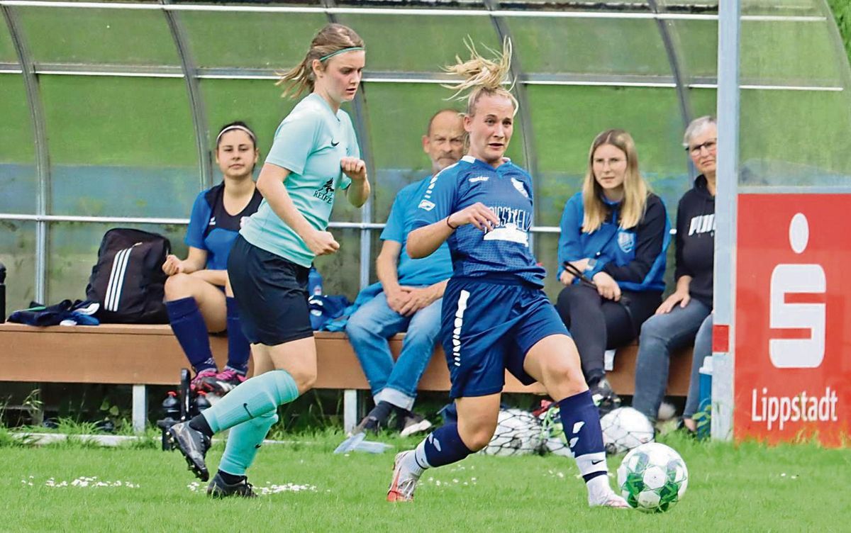 Der TuS Wadersloh (blaue Trikots) ließ es ausgerechnet im Derby in Stirpe etwas schleifen. Trainer Manotas wollte die 1:4-Niederlage seiner Mannschaft am Ende aber auch nicht überbewerten. Foto: Feichtinger