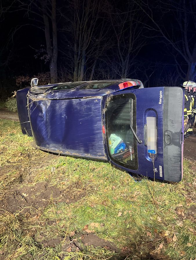 Beim Überholen vor einer Kurve hat sich ein Lippstädter überschlagen. Foto: Polizei