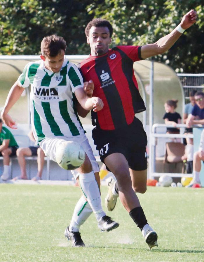 David Dören (r.) spielte in Münster im Sturmzentrum des SV Lippstadt. Dort dürfte der 20-jährige Ex-Verler auch gegen Erkenschwick erste Wahl sein, denn die nominellen Angreifer Gerrit Kaiser und Damian Biniek fallen verletzt aus. Foto: Lütkehaus