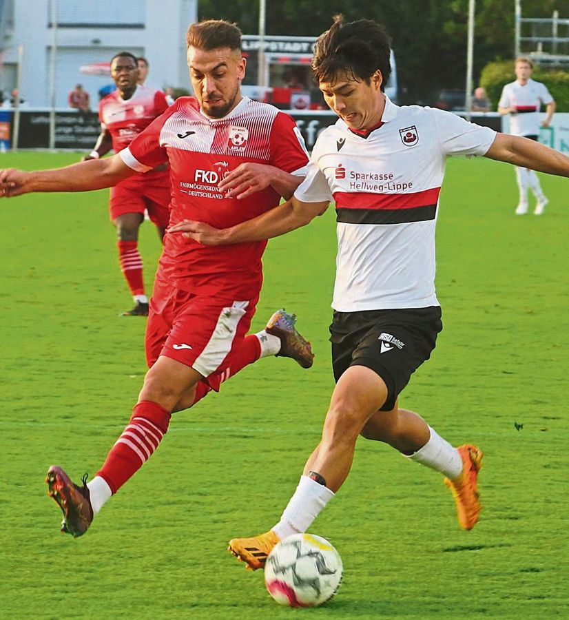 Beim 3:0 für Lippstadt im Hinspiel traf Seung-won Lee (r.) zum zwischenzeitlichen 2:0. Ahlens Trainer Berlinski musste nach dieser Niederlage gehen. Ein Abnutzungskampf wird auch im zweiten Aufeinandertreffen erwartet. Foto: Lütkehaus