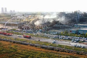 Die Feuerwehr war mit mehr als 200 Helfern vor Ort. - Foto: -/XinHua/dpa