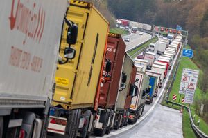 Bislang werden die meisten Lkw mit Diesel betrieben. (Archivbild) - Foto: Peter Kneffel/dpa