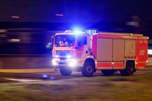 Bei einem Brand in Seifhennersdorf stirbt eine 81-Jährige. (Symbolbild) - Foto: Jan Woitas/dpa
