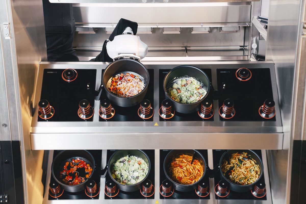 Auf acht Feldern gleichzeitig drehen sich die Töpfe vollautomatisch, ein Roboterarm befüllt und leert sie.