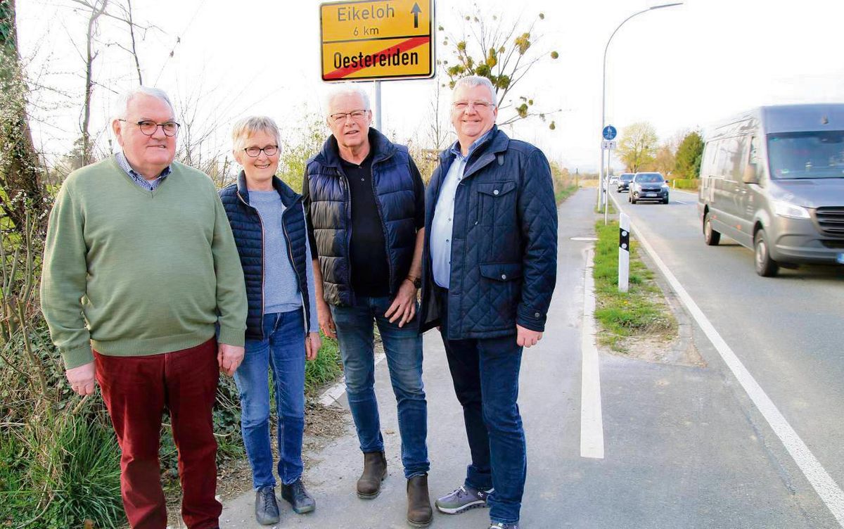 Am Ort des Anstoßes: v.l. Georg Eickhoff, Elisabeth Levenig, Martin Böger und Alfons Levenig von der Ortsunion Oestereiden fordern vom Ortsausgangsschild bis hinter die Kurve Tempo 70 und Überholverbot. Foto: Schönhense