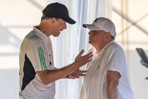Uli Hoeneß steht zu seiner Kritik an Bayern-Trainer Thomas Tuchel. - Foto: David Inderlied/dpa