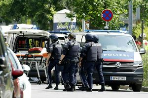 Polizei und Rettungskräfte waren im Großeinsatz. - Foto: Erwin Scheriau/APA/dpa
