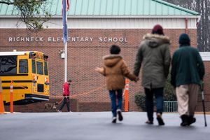 Ein Sechsjähriger hatte 2023 in einer Grundschule in Newport News auf seine Lehrerin geschossen. (Archivbild) - Foto: Billy Schuerman/The Virginian-Pilot via AP/dpa