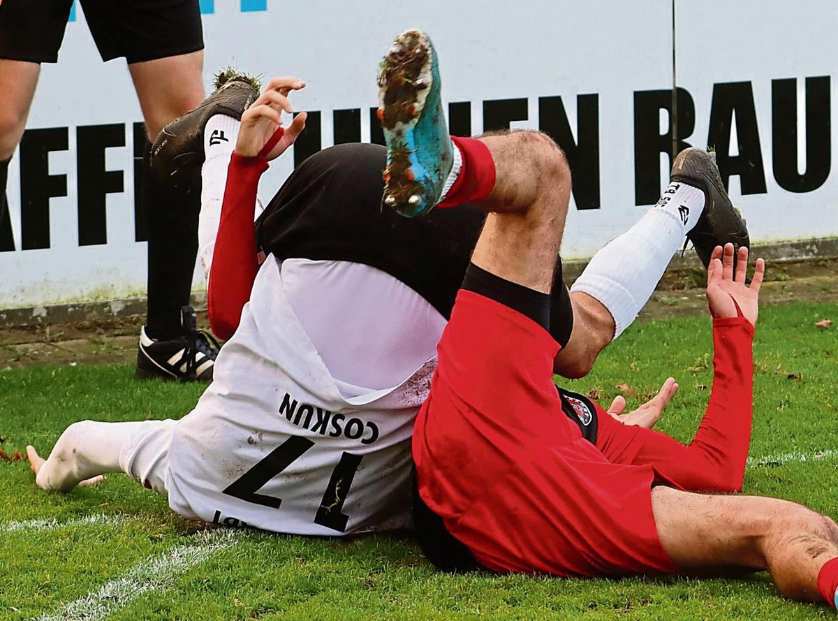 Was für ein Gewusel auf dem tiefen Boden der Liebelt-Arena: Hier üben Samet Coskun (l.) und sein Eintracht-Konkurrent den eingesprungenen Purzelbaum. Lippstadt verlor die Partie gegen Rheine vor knapp über 200 Zuschauern verdientermaßen mit 0:2. Fotos: Lütkehaus