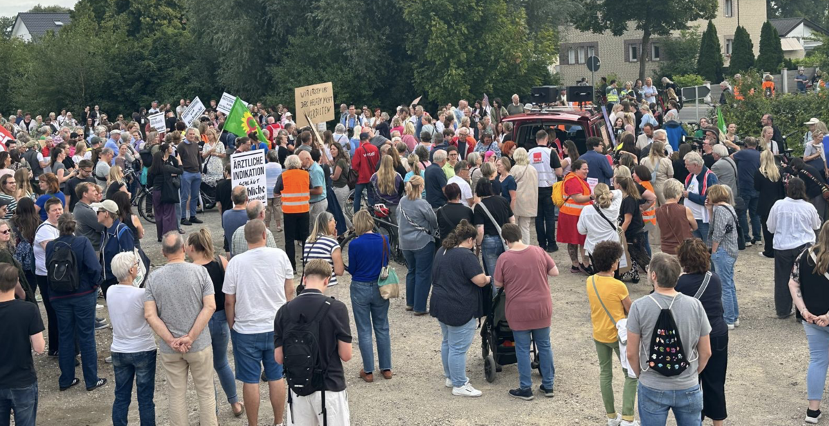 Zahlreiche Menschen strömen zum Startpunkt der Demo in Lippstadt gegen das Verbot von Schwangerschaftsabbrüchen am christlichen Krankenhaus. Foto: Cegelski