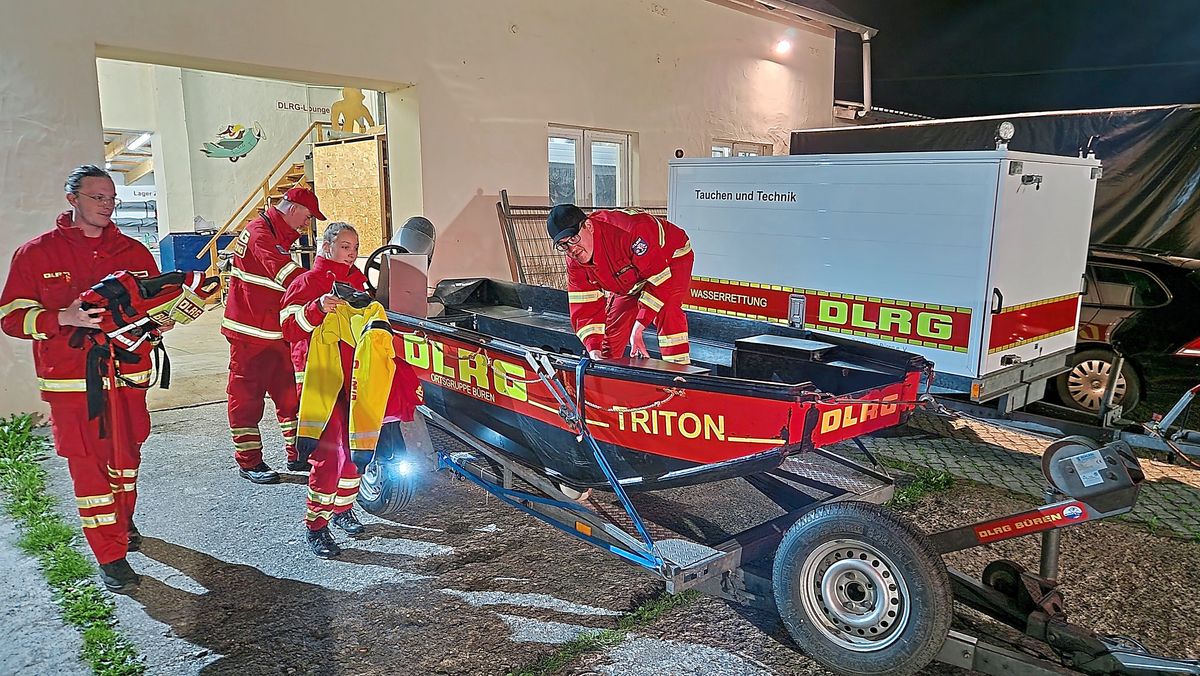 Der Bootstrupp der DLRG Büren beim Ausrücken noch aus der alten Unterkunft. Foto: DLRG Büren