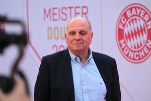 Übte heftige Schelte an den Medien: Bayern Münchens Ehrenpräsident Uli Hoeneß. - Foto: Felix Hörhager/dpa
