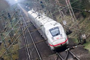 Auf der Bahnstrecke Hannover-Berlin wird es bis Sonntag zu Verspätungen kommen. - Foto: Julian Stratenschulte/dpa